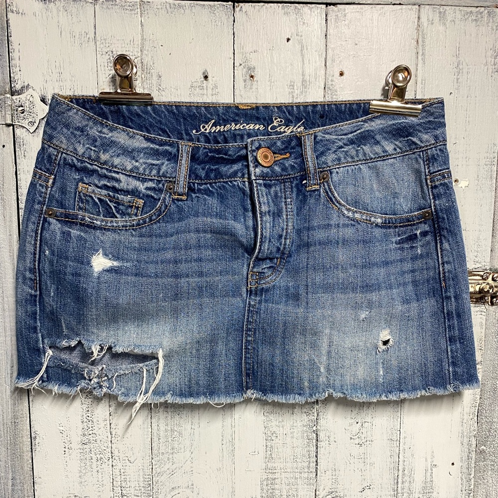 American Eagle Size 2 Distressed Denim Mini Skirt Raw Hem Festival